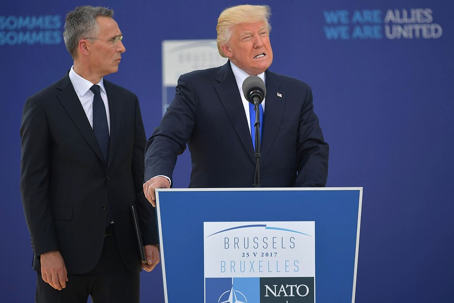 Der NATO-Generalsekretär scheint nicht recht glauben zu wollen, was er hört und sieht