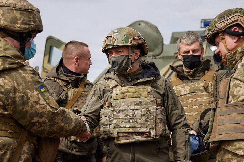 Wolodymyr Selenskyj bei der Inspektion ukrainischer Truppen im Donbass