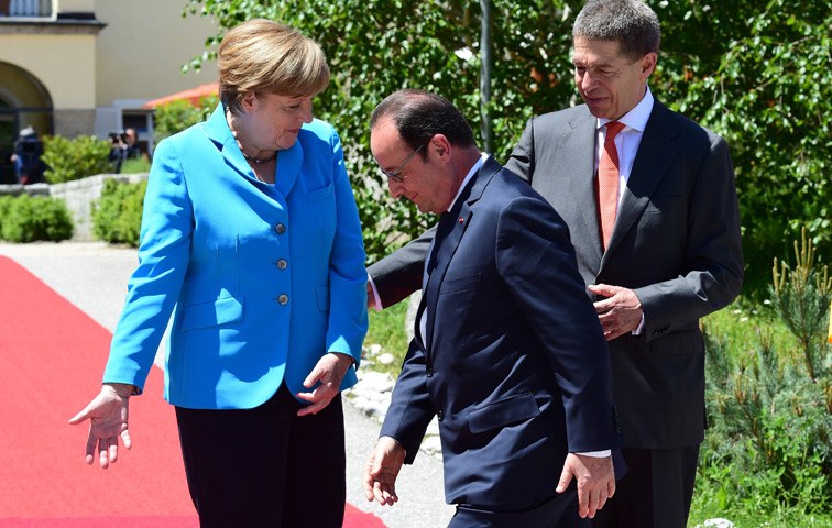Mit Präsident Hollande hatte Kanzlerin Merkel im Februar die Minsker Verhandlungen bestritten. Im Schlosspark zu Elmau traf sie ihn wieder