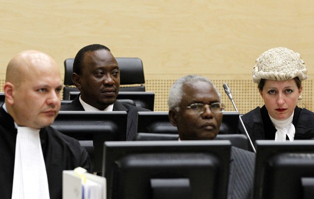 Erinnerung an bessere Tage, damals noch als kenianischer Finanzminister verfolgt Uhuru Kenyatta ein Hearing des ICC in Den Haag
