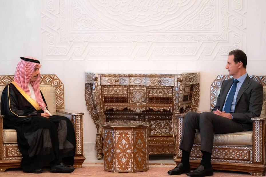 Der syrische Präsident Bashar al-Assad (r.) empfängt den Außenminister Saudi-Arabiens Faisal bin Farhan Al Saud (l.)