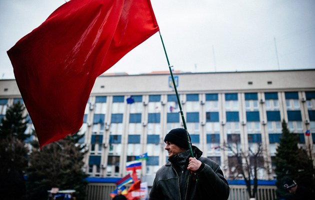 Demonstranten im ostukrainischen Lugansk zeigen die Fahne der Sowjetunion
