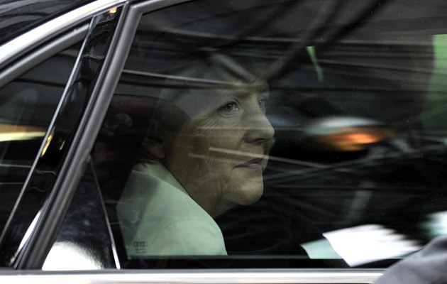 Große Begeisterung: Merkel auf dem Weg in die zweite Runde des EU-Gipfels
