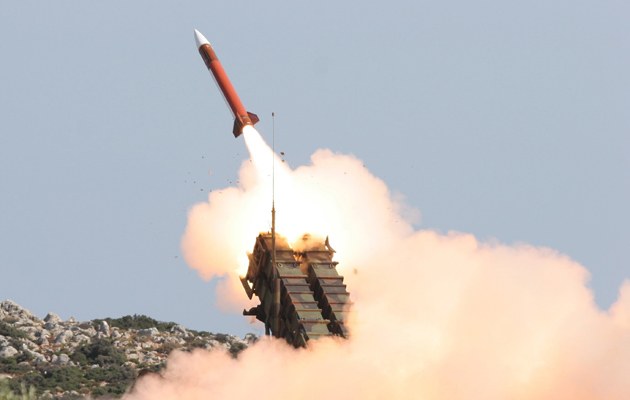 Eine Patriot-Rakete beim Abschuss. Hier noch bei einer Übung auf Kreta, Griechenland