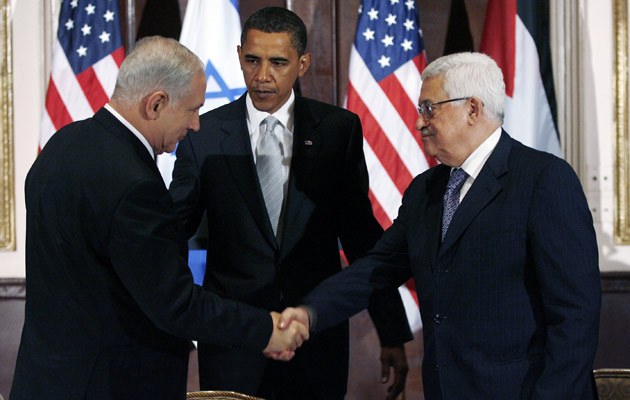 Vermittlerrolle: Barack Obama beobachtet Benjamin Netanjahu und Mahmud Abbas beim Händedruck