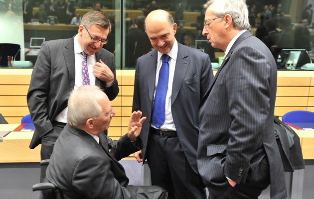 Schäuble im Kreise seiner Kollegen (von links): Steven Vanackere, belgischer und Pierre Moscovici, französischer Finanzminister zusammen mit Jean-Claude Juncker