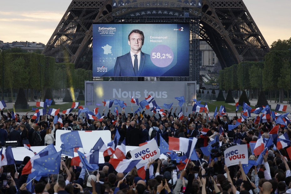 Anhänger des französischen Präsidenten feiern vor dem Eiffelturm die Wiederwahl Emmanuel Macrons bei den Präsidentschaftswahlen (24.04.2022)