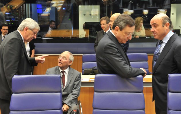 Der spanische Wirtschaftsminister Luis de Guindos (r.) im gespräch mit EZB-Chef Mario Draghi vor einem Treffen der europäischen Finanzminister
