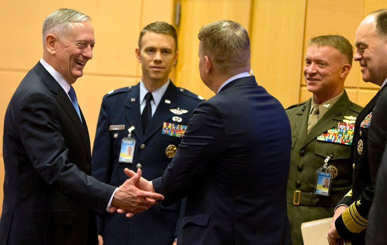 NATO or not? Der neue US-Verteidigungsminister Jim Mattis (links) bei Gesprächen in Brüssel