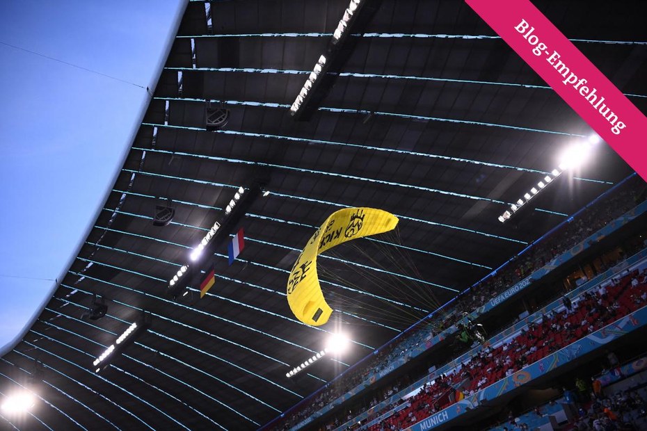 Ein Paraglider stört das Fußball-EM-Spiel zwischen Frankreich und Deutschland am 15. Juni. Die Aktion war von Greenpeace geplant und endete mit zwei Verletzten