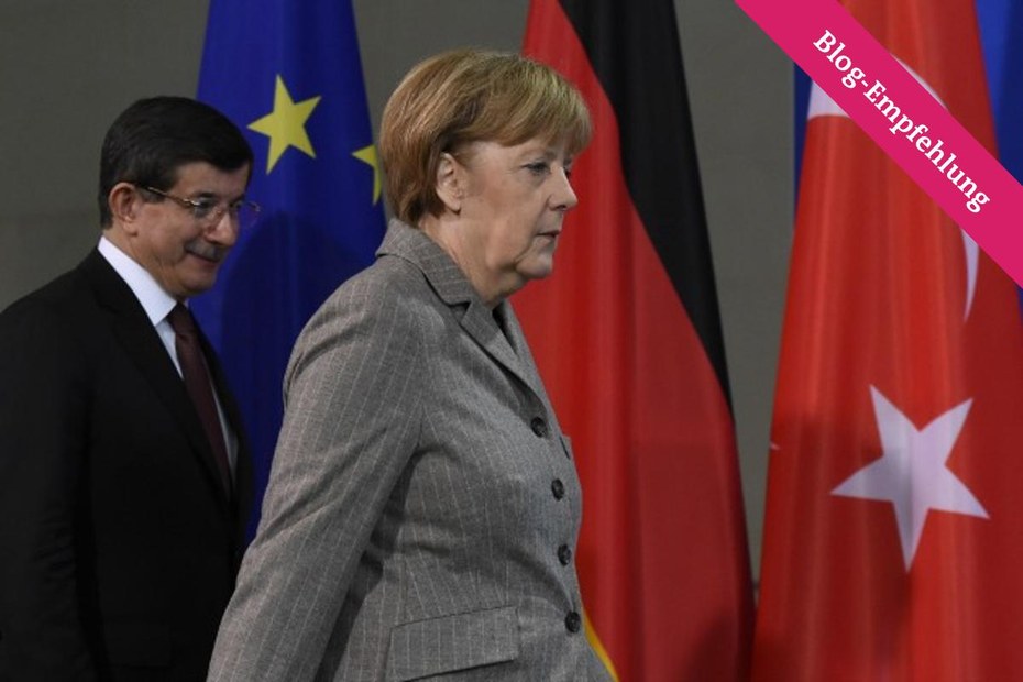 Angela Merkel und der türkische Ministerpräsident auf dem Weg zur gemeinsamen Pressekonferenz am 12. Januar in Berlin