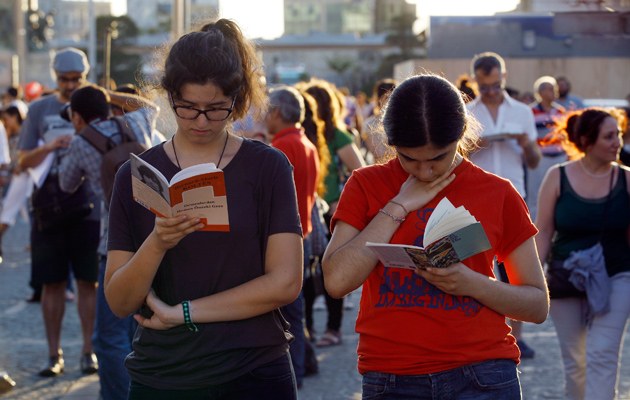 Literatur hilft: Frauen lesen während eines stillen Protestes auf dem Taksim-Platz im Sommer 2013