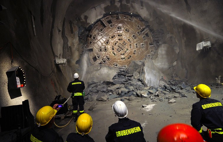 Dicht und gut recherchiert sind die Fakten zum Bau des längsten Tunnels der Welt