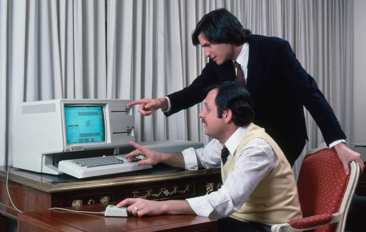 Prototyp des Storytellings: Steve Jobs (rechts) 1983 mit einem Techniker und dem Apple Lisa