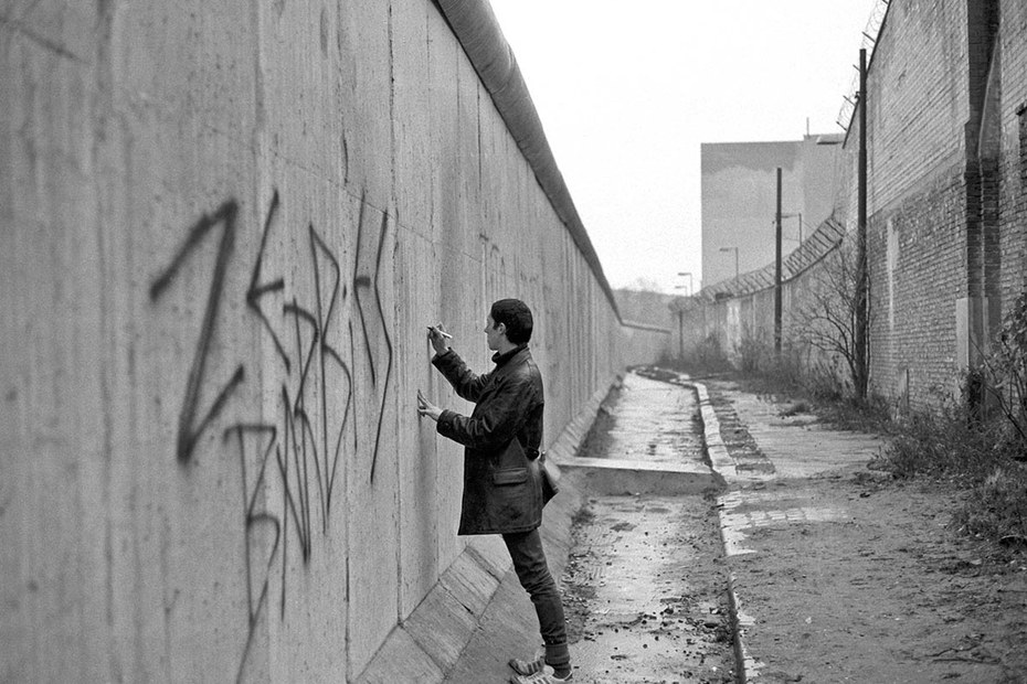 Gefangen, aber glücklich: Ein Mann sprüht auf die Berliner Mauer, 1981