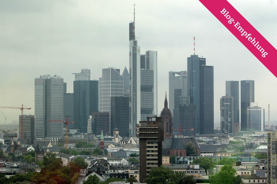 Nebulöse Niedrigzinslage mit wenigen Lichtblicken: die Frankfurter Skyline