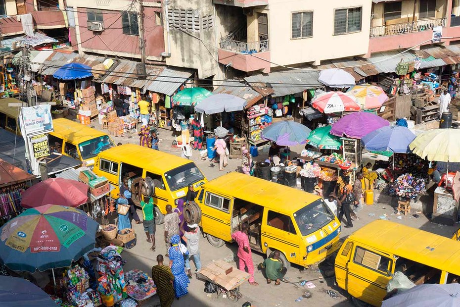 Lagos in Nigeria. Die Stadt gilt als zehntgrößte der Welt, mit zwischen 17 und 22 Millionen Einwohner*innen