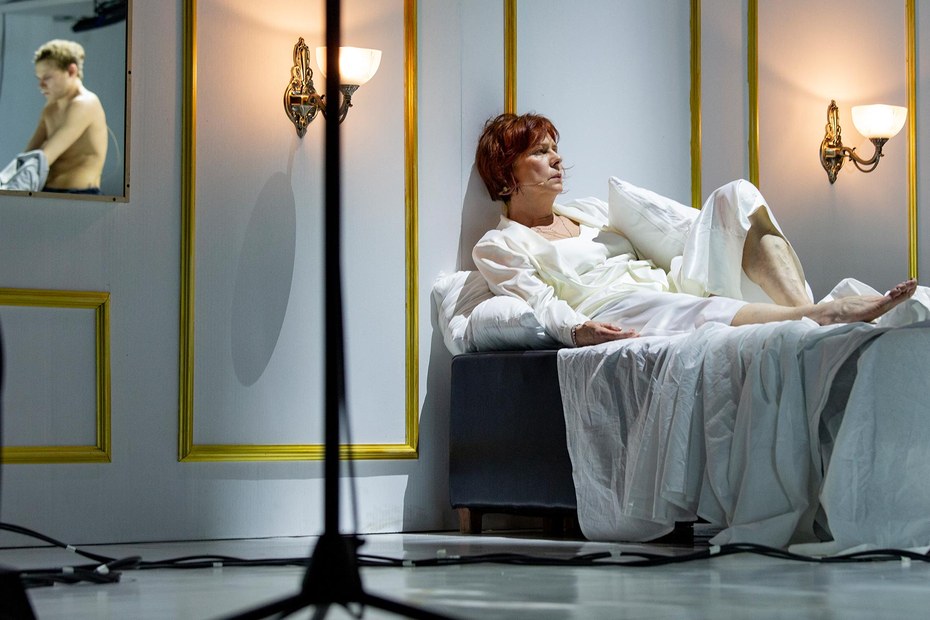 In „Maria Stuart“ am Moskauer Theater für Junge Zuschauer geht es um einen hermaphroditischen Monstertyrannen, der „die schöne Maria der Zukunft“ gefangen hält