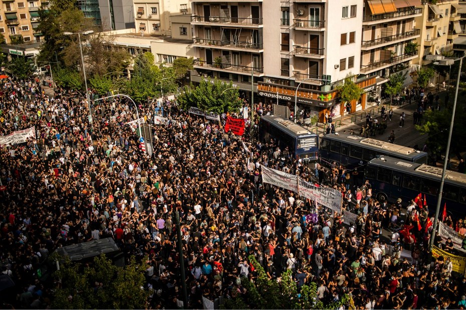 Am Tag der Urteilsverkündung demonstrieren die Menschen in Athen gegen die Partei „Goldene Morgenröte“