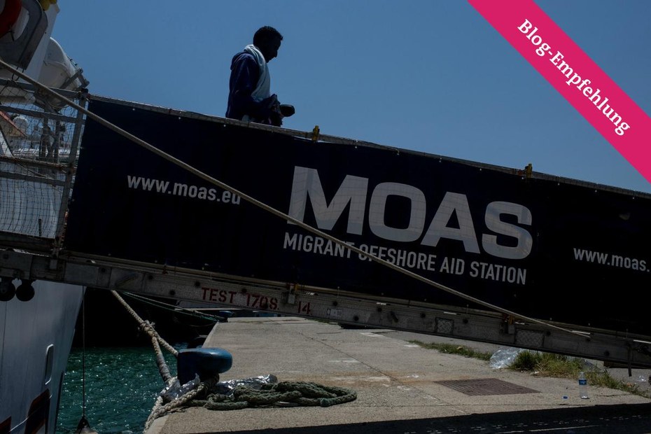 Ein Geflüchteter verlässt ein Boot der Migrant offshore aid station (Moas). Die Hilfsorganisation hat den Verhaltenskodex unterzeichnet und schadet damit anderen Organisationen
