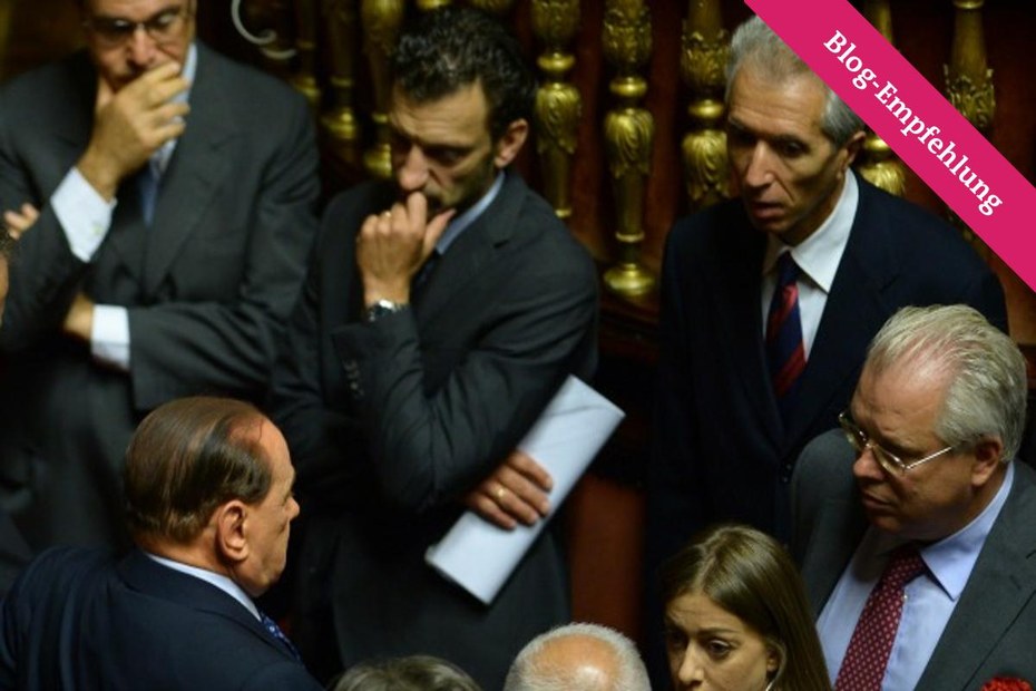 Die Senatoren beraten sich vor der Abstimmung mit Silvio Berlusconi. Der hatte im letzten Moment Letta seine Unterstützung zugesagt