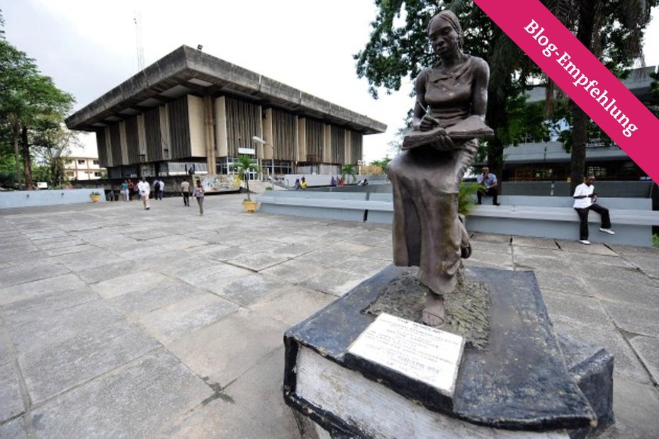 Skulptur vor der Zentralbibliothek der Universität University of Lagos (Unilag), Nigeria