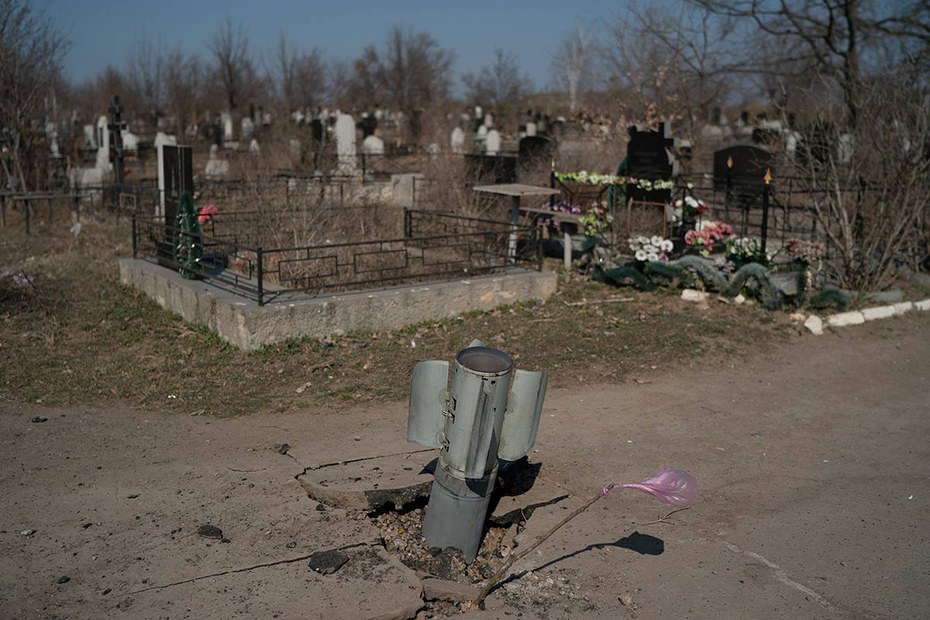 Russischer Blindgänger auf einem Friedhof in Mykolaiv am 26. März: ungefragt im Märtyrer-Kampf