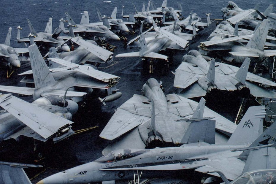 Allianz auf Sinnsuche: Kampfjets auf dem US-Flugzeugträger „USS Saratoga“ 1994