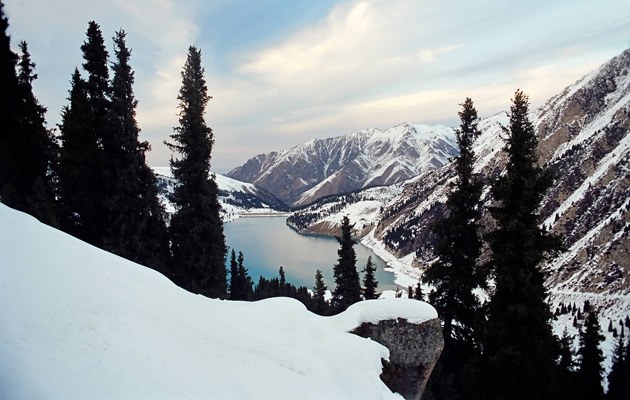 Die Bergwelt von Almaty empfiehlt sich zu jeder Jahreszeit als Postkarten-Motiv 