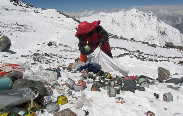 Im Mai 2010 sammelte ein Sherpa auf 8.000 Metern Müll auf. 2012 hat er besonders viel zu tun