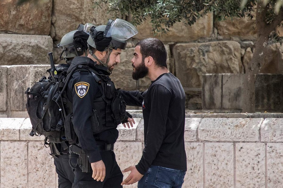 10. Mai, Jerusalem, Al-Aqsa-Moschee: Die israelische Polizei nimmt einen Palästinenser fest