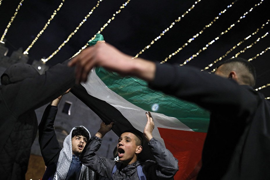 Vor dem Damaskustor in Jerusalem: Junge Palästinenser protestieren mit der Nationalflagge