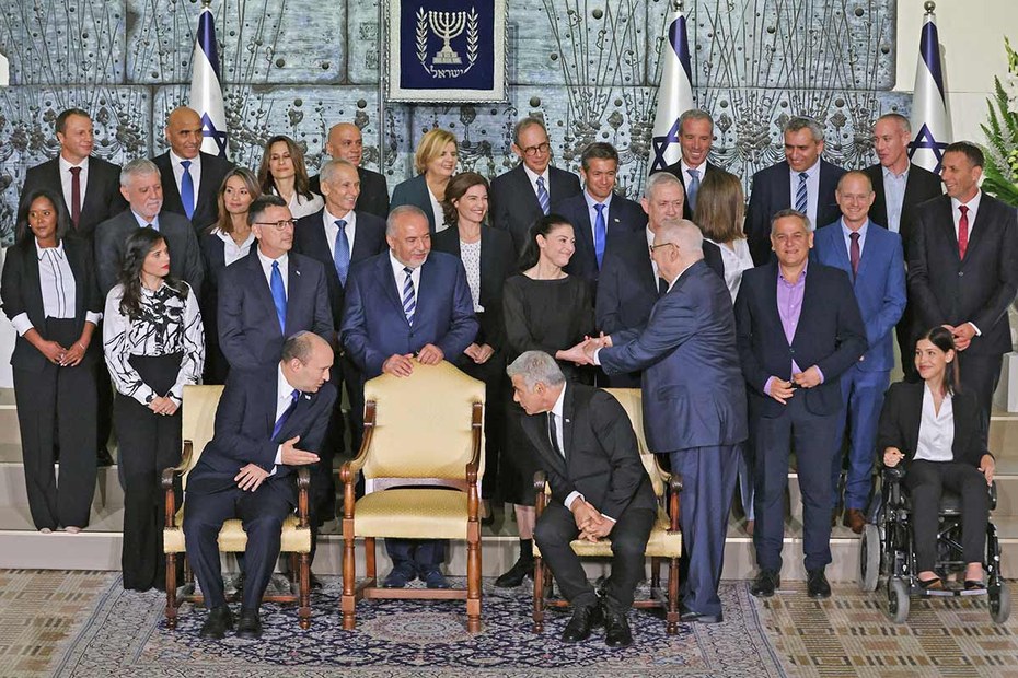 Eine Koalition so breit wie das politische Spektrum: Israels Präsident Reuven Rivlin gratuliert der neuen Regierung