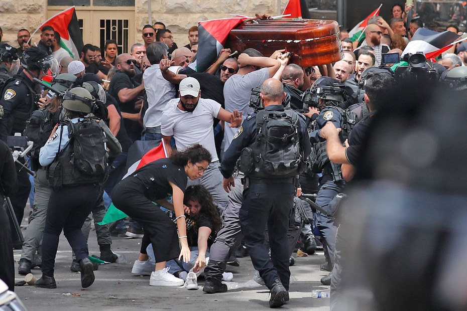Am 13. Mai 2022 kommt es in Jerusalem zu Auseinandersetzungen zwischen israelischen Sicherheitskräften und palästinensischen Trauernden, die den Sarg der getöteten Al-Jazeera-Journalistin Shireen Abu Akleh zu ihrer Ruhestätte begleiten