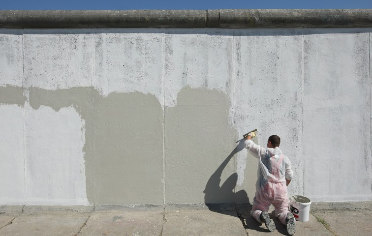 Paint it back: Thomas Brussig lässt die Mauer einfach weiter bestehen