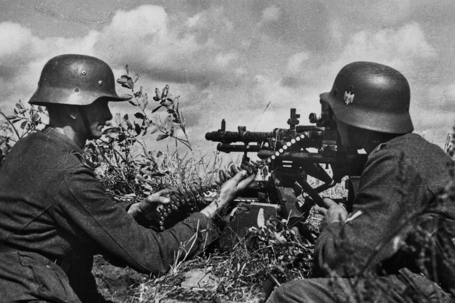 Deutsche Soldaten im Schützengraben bei Barawucha