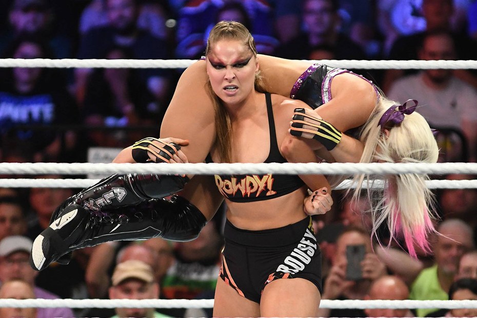 Die Wrestlerinnen Alexa Bliss und Ronda Rousey