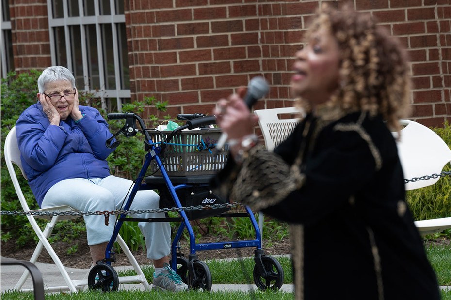 Dann lieber gar keine Kultur: Eine Rentnerin findet in Washington D.C. wenig gefallen an einem sozial distanzierten Konzert