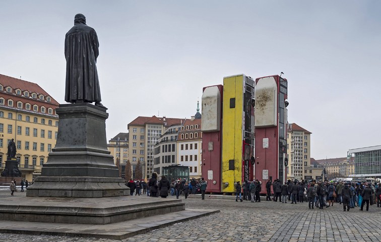 Manaf Halbounis Installation „Monument“ auf dem Dresdner Neumarkt