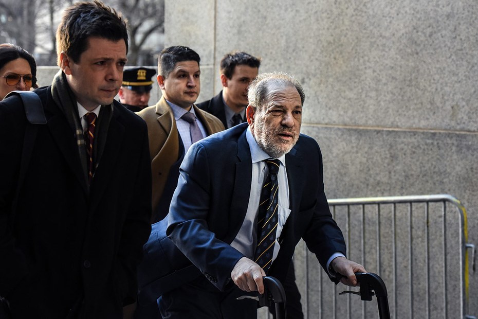 Der Harvey Weinstein, der zuletzt auf eine Gehhilfe gestützt den Gerichtssaal betrat, hatte nichts mehr zu tun mit dem Mann, der breitschultrig und dickbäuchig viel Raum beanspruchte
