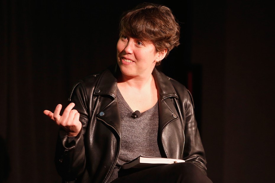 Kristen Roupenian spricht bei einer Podiumsdiskussion in New York