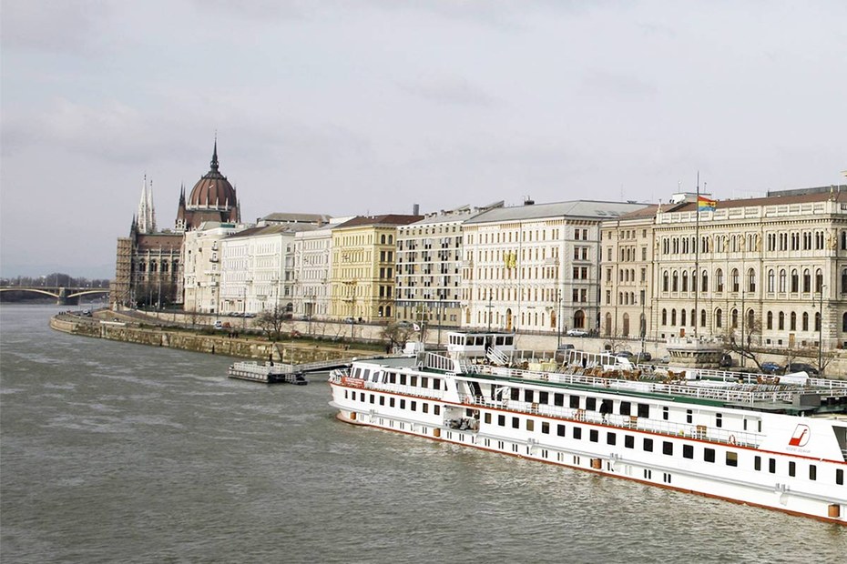 Die „MS Mozart“ am Ufer der Donau in Budapest