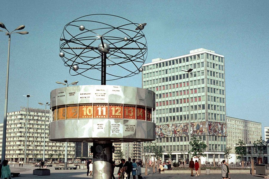 Ihre Zeit ist vorbei, aber sie schläft trotzdem nicht: die Urania-Weltzeituhr auf dem Alexanderplatz in Berlin