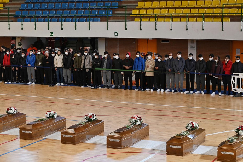 Angehörige trauern in einer Sporthalle der italienischen Gemeinde Crotone um die Toten des verheerenden Schiffsunglücks vor der Küste