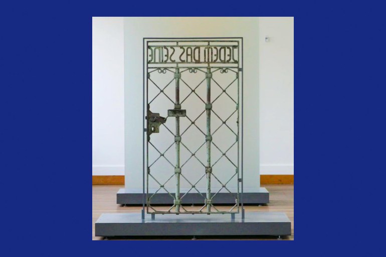 Gestaltung des Schriftzugs am Tor des Konzentrationslagers Buchenwald von Franz Ehrlich, 1938 (Stiftung Gedenkstätten Buchenwald und Mittelbau-Dora, Stiftung Bauhaus Dessau)