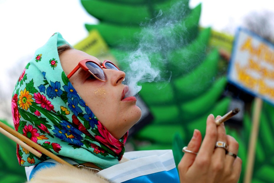 Freundinnen des Kiffens feiern am 20. April 2023 am Brandenburger Tor in Berlin den Welt-Cannabis-Tag. „Seit in der Lindenstraße Gras angebaut wurde, ist das Thema gesellschaftlich eigentlich durch“, sagt Steffen Geyer.