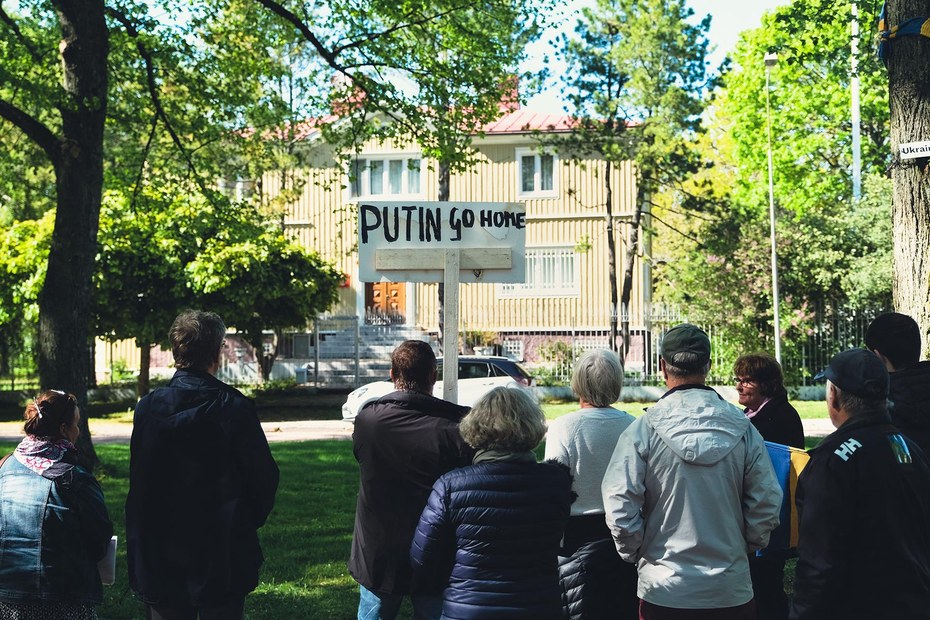 Eine der täglichen Friedensdemos vor dem russischen Konsulat auf der Åland-Hauptinsel. Einigen sagen hier auch: „Besser den Feind in Sichtweite zu haben, auch mit dem Feind muss man kommunizieren.“