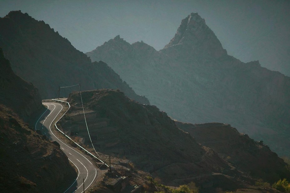 Die Fahrt aus Jerewan ins Grenzstädtchen Meghri dauert gut sieben Stunden, es geht über einen 2.535 Meter hohen Pass, dem die Leitplanken fehlen. Meghri liegt bedeutend tiefer in einer mildwarmen Oase zwischen kahlen Felsen.