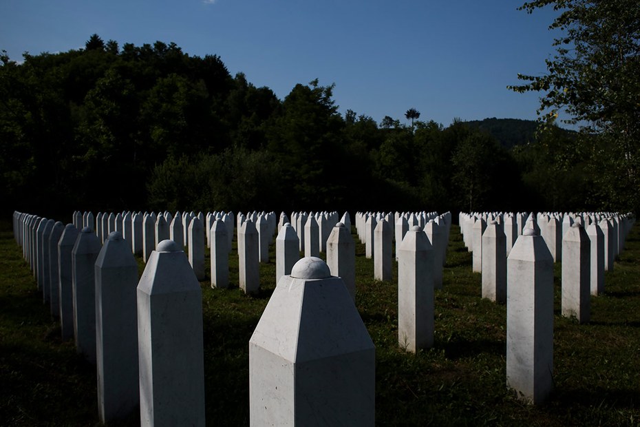 Gedenkpark Srebrenica-Potočari: Balkanmuslimische Familien kommen hierher, fahren aber nicht in die Stadt hinein