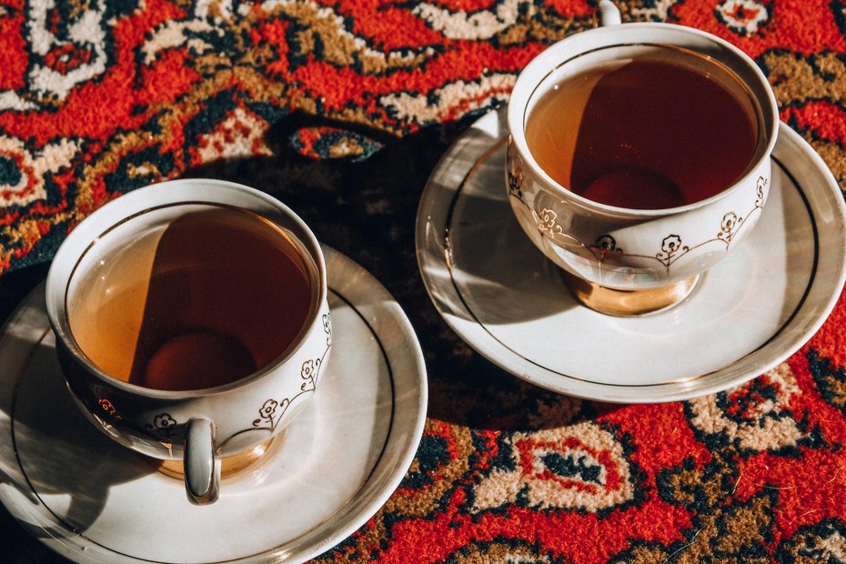 Bei einer Tasse Tee diskutiert man am „Vier-Knie-Tisch“ globale Interessen